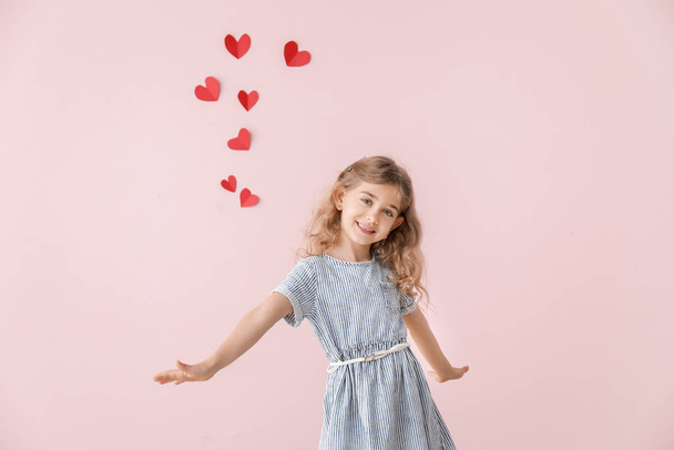 Cute little girl na tle koloru z sercami. Święto Walentynek - Zdjęcie, obraz