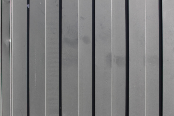 Portail métallique gris avec lignes verticales gros plan
 - Photo, image