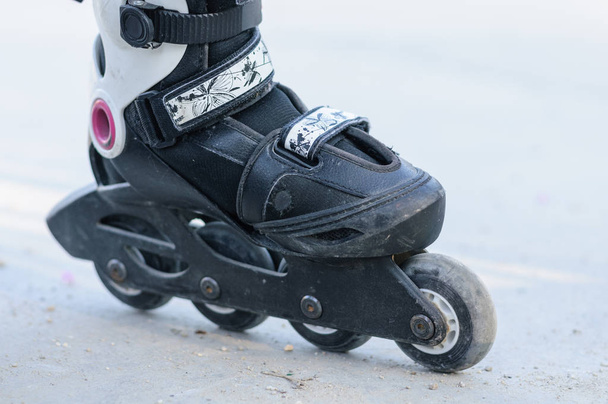 rolos brancos e rosa close-up Sapato com rodas
 - Foto, Imagem