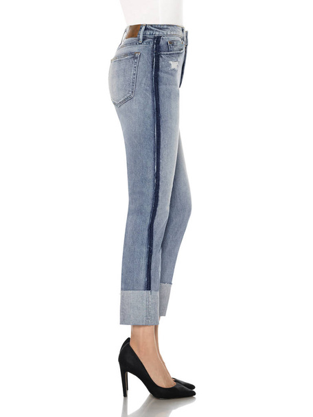 Vouw & Klemmen Slim Dames Light Blue Jeans, Vrouw in Blauw strakke jeans met witte hakken, witte achtergrond - Foto, afbeelding