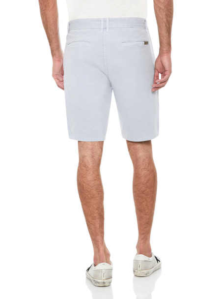 Stijlvolle shorts voor mannen, gecombineerd met witte enkellengte schoenen en witte achtergrond - Foto, afbeelding