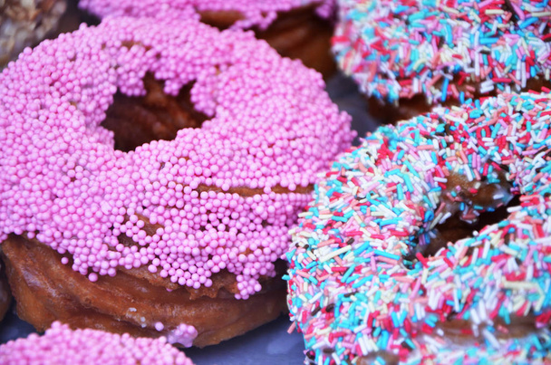 leckere Mix-Donuts mit verschiedenen Belägen  - Foto, Bild