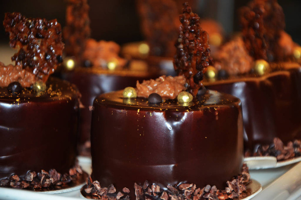 heerlijke zelfgemaakte mini cake met lekkere chocolade - Foto, afbeelding