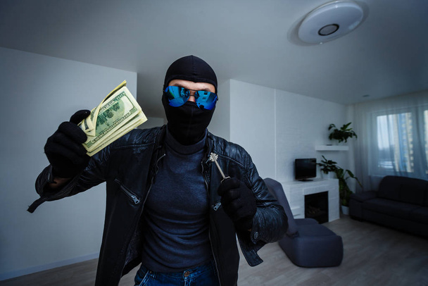 Человек-грабитель в доме
  - Фото, изображение