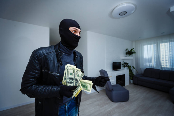 Man inbreker in het huis  - Foto, afbeelding