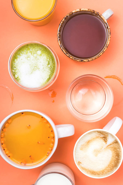 コーヒー、紅茶、ジュース、水のカップ。異なる好みのための朝の飲み物。トップ表示. - 写真・画像