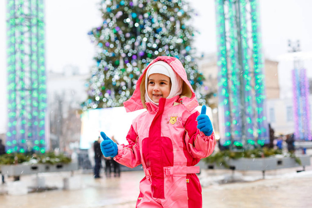 κορίτσι στην πλατεία Sofievskaya κατά τη διάρκεια της εκμετάλλευσης Χριστουγεννιάτικη αγορά  - Φωτογραφία, εικόνα