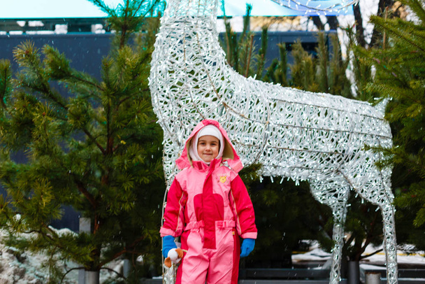 dívka na Sofijevské náměstí během konání vánočního trhu  - Fotografie, Obrázek