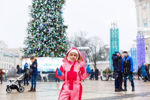 menina em Sofievskaya quadrado durante a realização de mercado de Natal
  - Foto, Imagem
