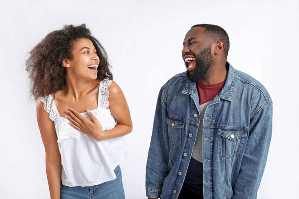 Riendo pareja afroamericana sobre fondo blanco
 - Foto, Imagen