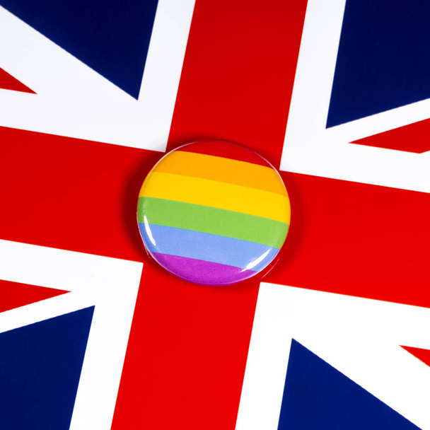 Símbolo del arco iris LGBTQ y la bandera del Reino Unido
 - Foto, imagen