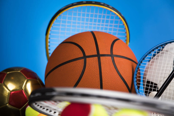 Palle sportive con attrezzatura, sfondo vincitore - Foto, immagini