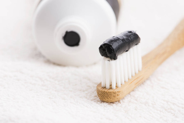 Zahnbürste mit schwarzer Holzkohle Zahnpasta - Foto, Bild