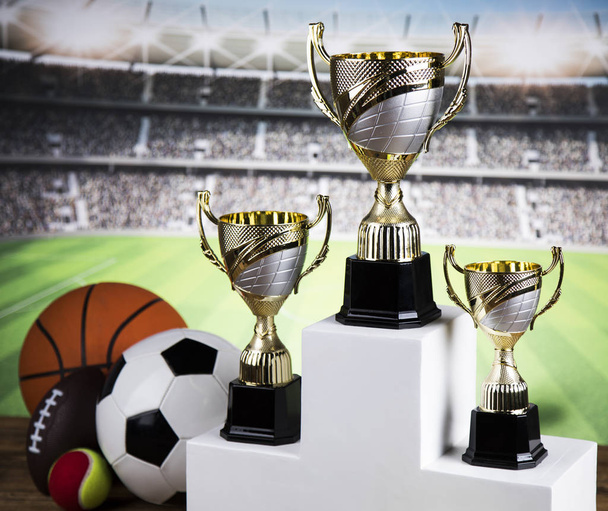 Подиум, трофей победителя, спортивное оборудование и мячи
 - Фото, изображение
