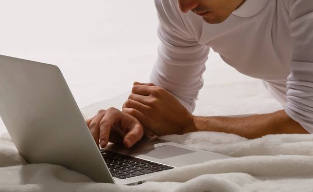 Człowiek pracujący nad laptopem w domu - Zdjęcie, obraz