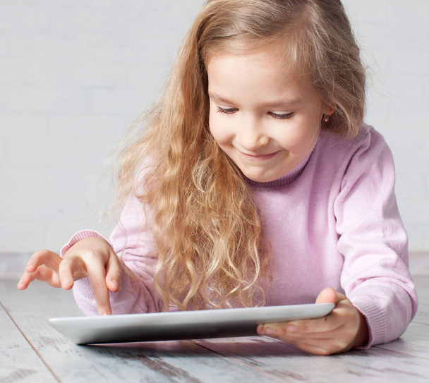 Child with tablet pc - Foto, Imagen