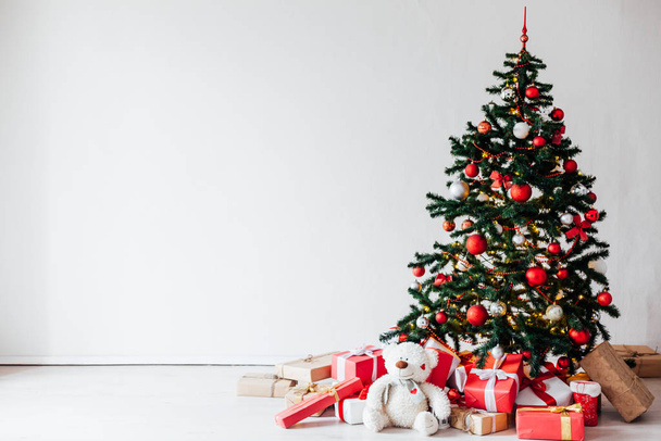 Vánoční stromek s červenými dárky Vánoční interiér - Fotografie, Obrázek
