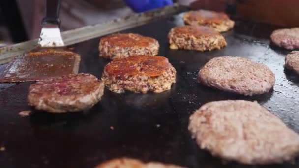 Carne grasienta empanadas freír para hamburguesas. Concepto de comida chatarra poco saludable
. - Imágenes, Vídeo