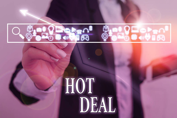 Palabra escribiendo texto Hot Deal. Concepto de negocio para un acuerdo a través del cual se ofrece y acepta uno de los patios
. - Foto, imagen