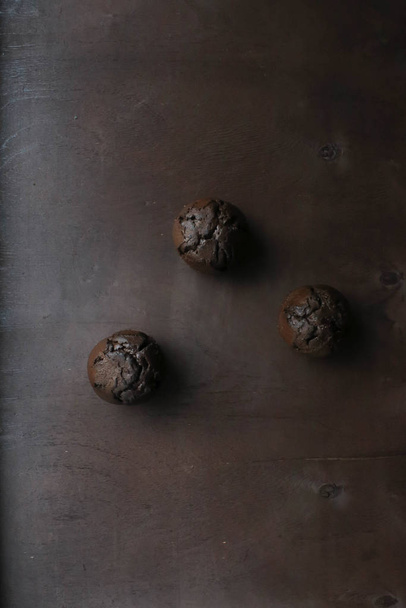 csokoládé cupcakes barna háttér - Fotó, kép