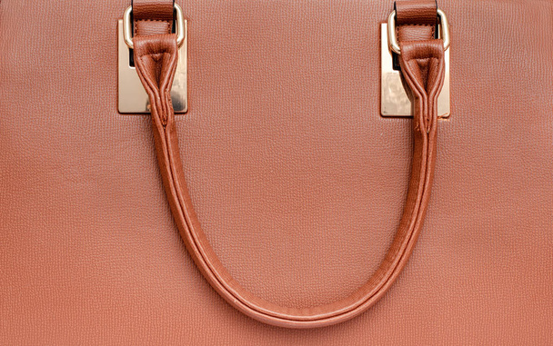 Detailní záběr na hnědou luxusní dámskou koženou kabelku rukojeti . - Fotografie, Obrázek