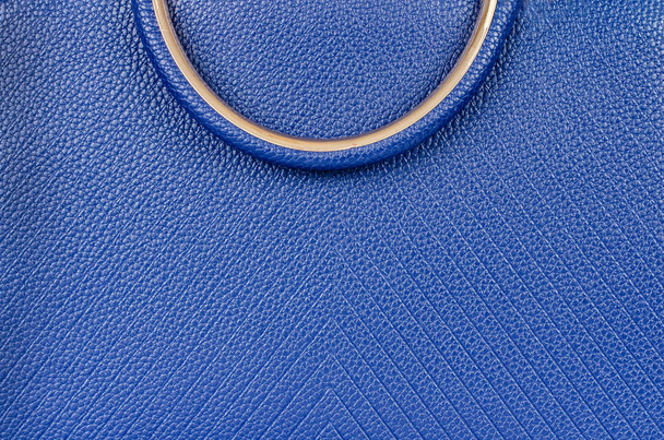 Крупним планом блакитні розкішні жінки шкіряна сумочка ручка
 . - Фото, зображення