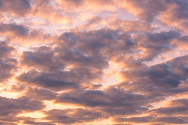 Západ slunce. Obloha mraky, sluneční paprsky skrz mraky - Fotografie, Obrázek