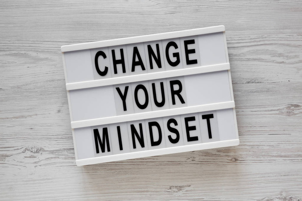 "Changez votre état d'esprit" mots sur une lightbox sur un dos en bois blanc
 - Photo, image