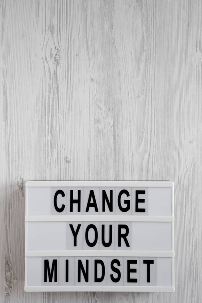 "Változtasd meg a gondolkodásmódodat" szavak egy villanydobozon egy fehér fából készült háton - Fotó, kép