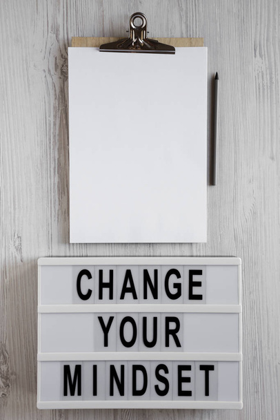 Слова "Измените свой менталитет" на современной доске, буфере обмена с помощью компьютера
 - Фото, изображение