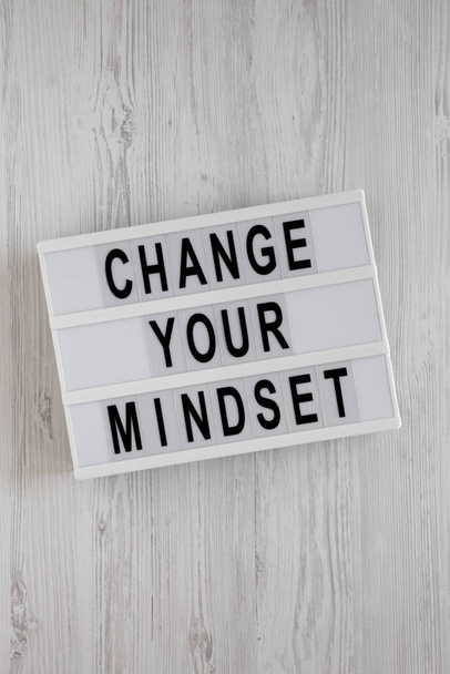 "Változtasd meg a gondolkodásmódodat" szavak egy modern táblán egy fehér fán  - Fotó, kép