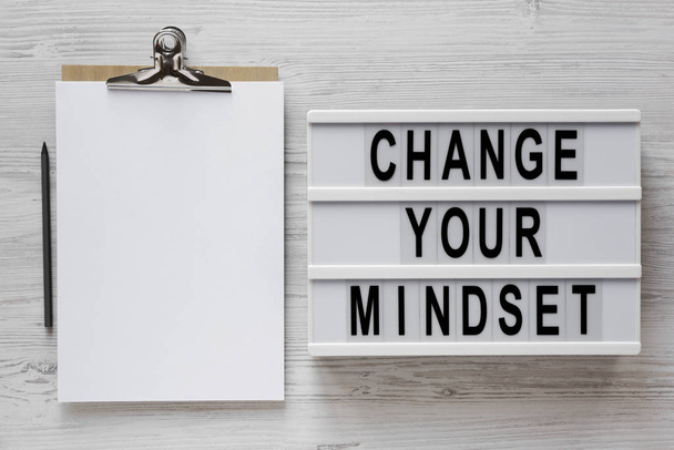 'Changez votre état d'esprit 'mots sur une planche moderne, presse-papiers avec bl
 - Photo, image