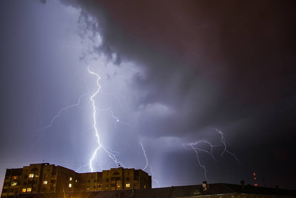 heller, erstaunlicher Blitz über der Stadt - Foto, Bild