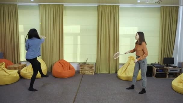 niñas felices juegan bádminton en el descanso en coworking cámara lenta
 - Imágenes, Vídeo