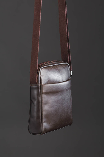 saco de couro marrom masculino, fundo cinza
 - Foto, Imagem