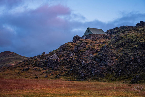 IJsland in september 2019. Great Valley Park Landmannalaugar, omgeven door bergen van rhyoliet en onversmolten sneeuw. In het dal gebouwd groot kamp. Avond in september 2019 - Foto, afbeelding