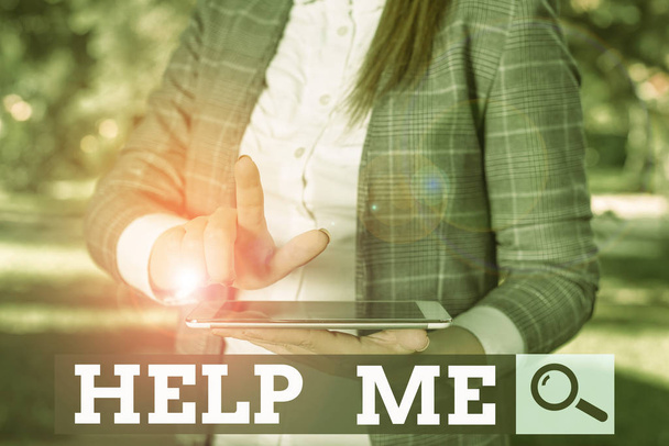 Помогите мне. Бизнес-концепция для Просите кого-нибудь помочь Крики за это работа Volunteer Outdoor сцена с деловой женщиной держит ноутбук с сенсорным экраном
. - Фото, изображение