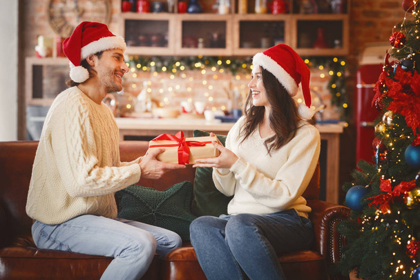 Ζευγάρι στην αγάπη ανταλλαγή δώρων για το νέο έτος ή Χριστούγεννα - Φωτογραφία, εικόνα