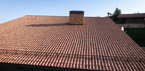 Casa com telhado de cerâmica. telhas de cimento-areia
. - Foto, Imagem