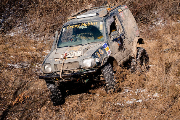 Khabarovsk, Russie - 11 nov. 2019 : Jeep Suzuki Jimny surmonte les obstacles dans la forêt. - Photo, image