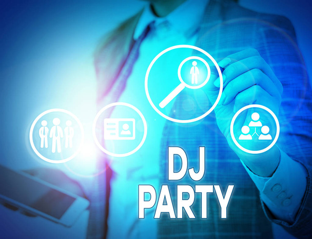 Fogalmi kézírás, ami bemutatja a DJ Party-t. Üzleti fotó szöveg, amely bemutatja, aki bevezeti és lejátssza a rögzített népszerű zenét a rádióban. - Fotó, kép