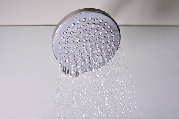 Крупним планом ванна душ з тече водою
 - Фото, зображення