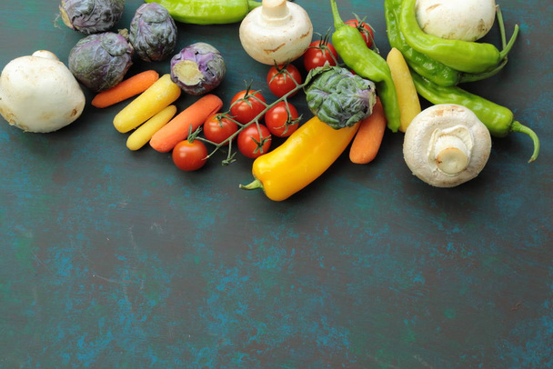 Sortiment čerstvé zeleniny, růžičkové kapusty, houby - Fotografie, Obrázek