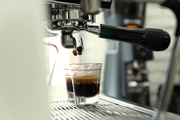 Μαύρο ζεστό καφέ με καφετιέρα στο καφέ - Φωτογραφία, εικόνα