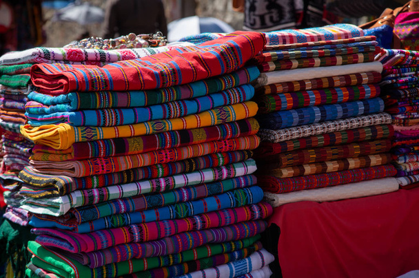 Typische Guatemalteekse stoffen, gestapelde kleurrijke handgemaakte stoffen - Antigua Guatemala - Foto, afbeelding