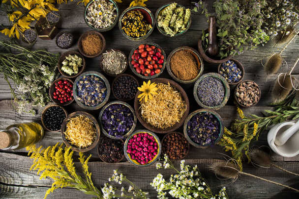 Remedio natural, medicina herbal y fondo de mesa de madera - Foto, imagen