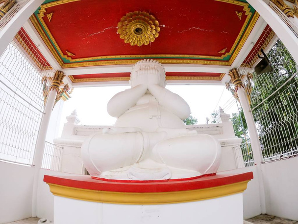 Άγαλμα του Βούδα στο Wat Pa Mok Worawihan, Angthong, Ταϊλάνδη. Όμορφη ιστορική πόλη στο ναό του βουδισμού. - Φωτογραφία, εικόνα