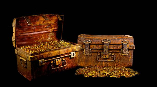 Moneda de oro apilable en cofre del tesoro
   - Foto, Imagen