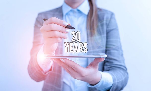 Kézírás szöveg 20 év. Koncepció jelentése Megemlékezés vagy tiszteletadás különleges napról a 20 éves létezésért Üzleti koncepció mobiltelefonnal és üzletasszonnyal. - Fotó, kép