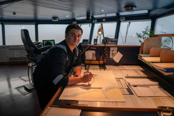Θαλάσσιας πλοήγησης αξιωματικός κατά τη διάρκεια πλοήγησης ρολόι στη γέφυρα - Φωτογραφία, εικόνα